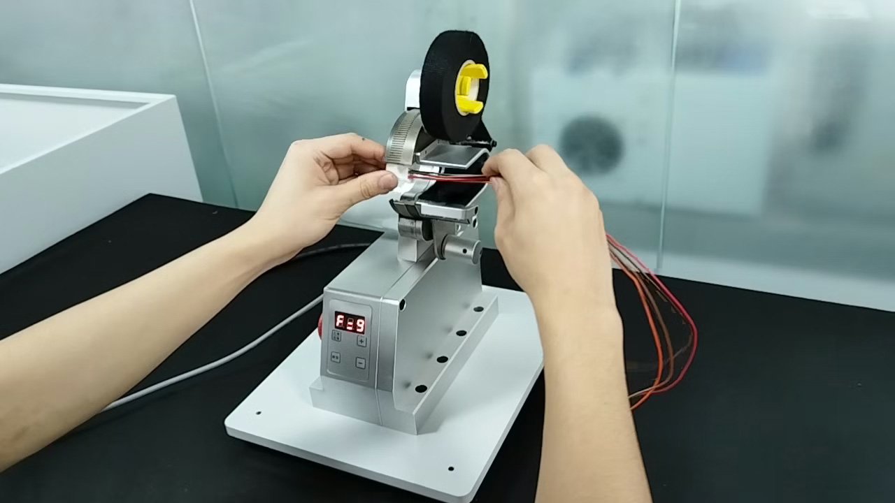 Mini Avvolgitrice a Nastro Adesivo per Singolo Filo – Avvolgimento Preciso e Affidabile