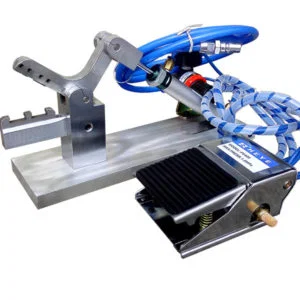 Posizionare il filo interno sul supporto dell'artiglio del filo di plastica