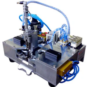 Posizionare il filo interno sul supporto dell'artiglio del filo di plastica