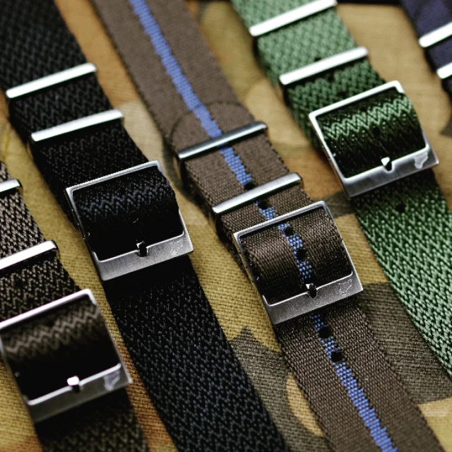 Macchina da taglio a ultrasuoni per fori di perforazione, macchina da taglio per etichette in tessuto ad ultrasuoni, macchina da taglio per nastri di raso