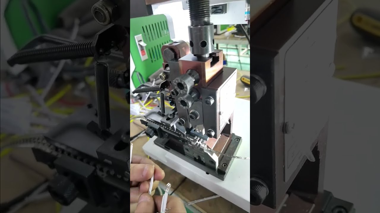 Spelatura automatica cablaggi: dopo il taglio, lavorazione diretta in fabbrica #fabbrica