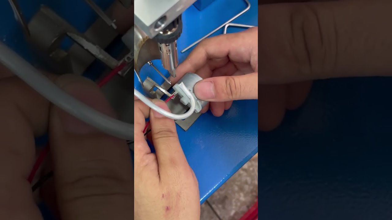 Macchina Saldatrice Semi-Automatica in Azione: Video Reale dell'Attrezzatura #fabbrica #macchinari