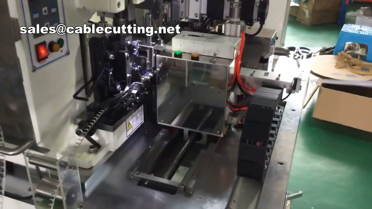 Macchina crimpatrice automatica per terminali su filo piatto