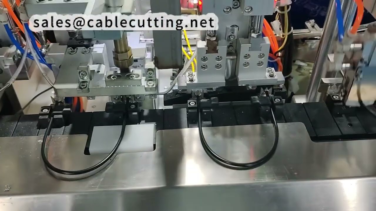 Saldatrice USB completamente automatica: un operatore per 5-6 macchine