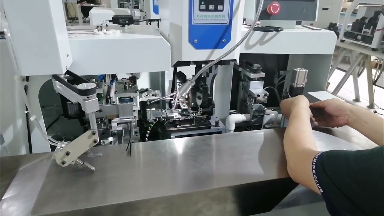 Macchina automatica per taglio, spelatura, crimpatura e inserimento di cavi paralleli in connettori