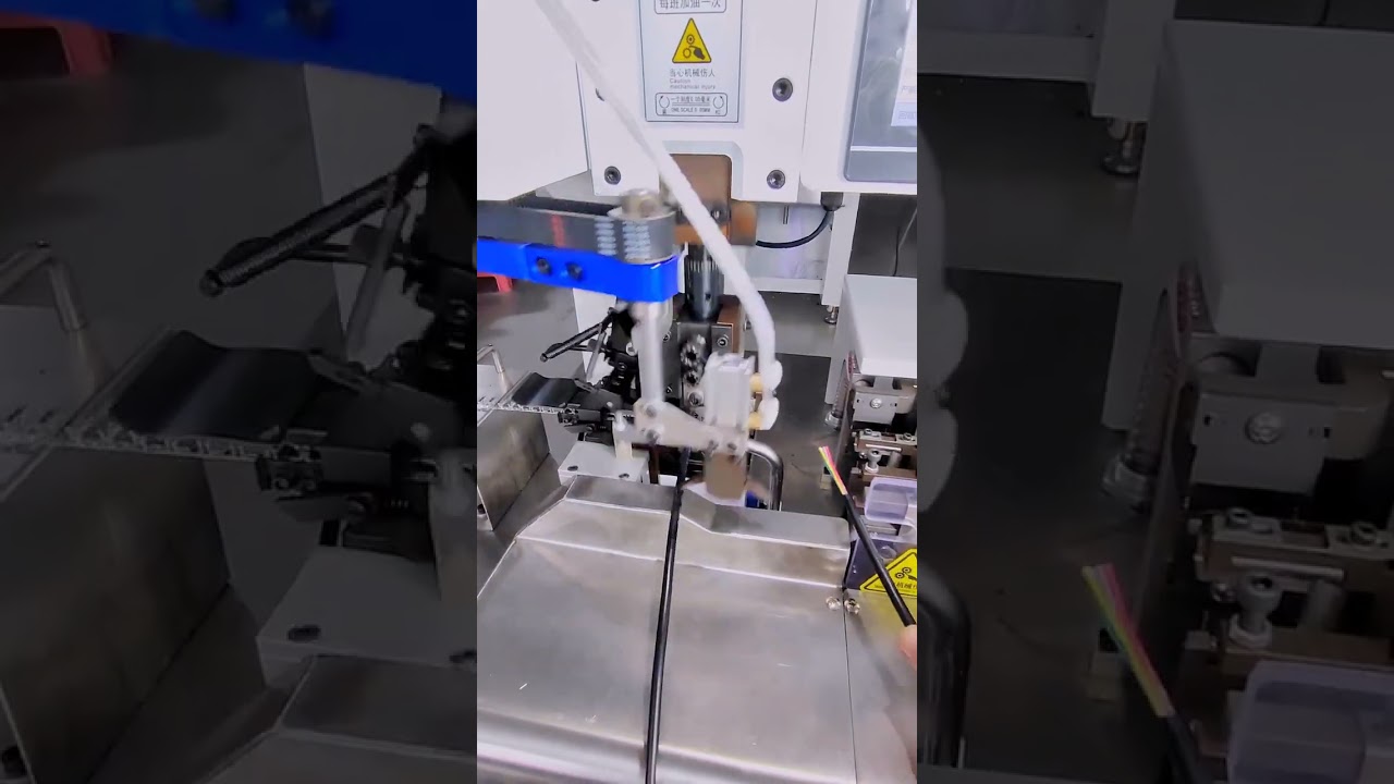 Lavorazione cavi multipolari per veicoli elettrici: macchina spelafili automatica #macchinari #caviEV #fabbrica
