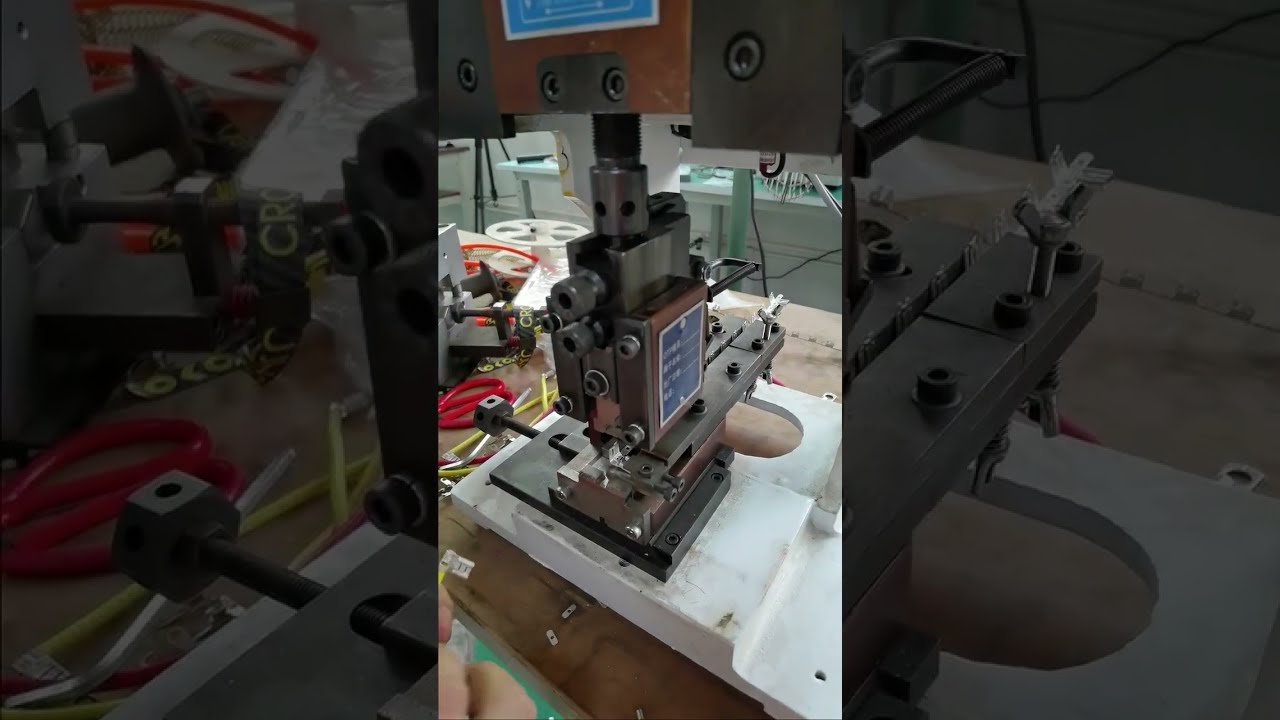 Macchina Terminale 2T con Stampo a Bandiera per Crimpatura Precisa #macchina #crimpatura