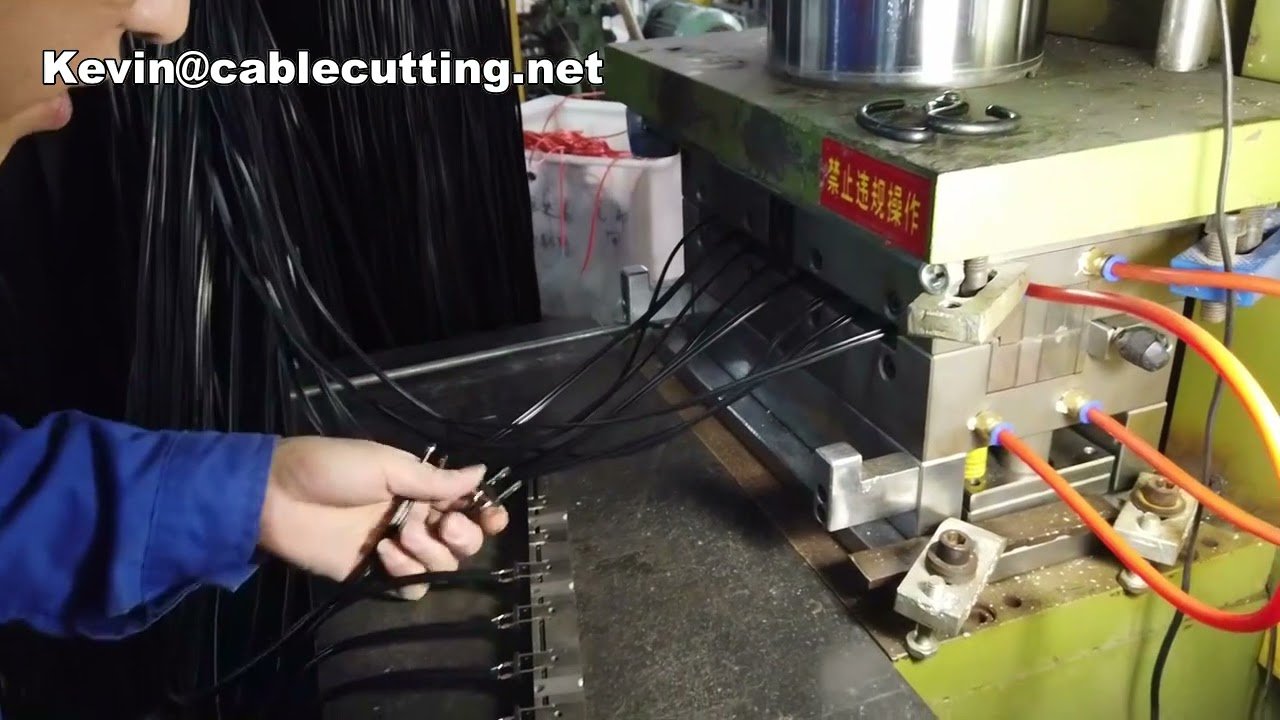 Stampo a Iniezione per Spine Elettriche in Plastica - Produzione di Alta Precisione