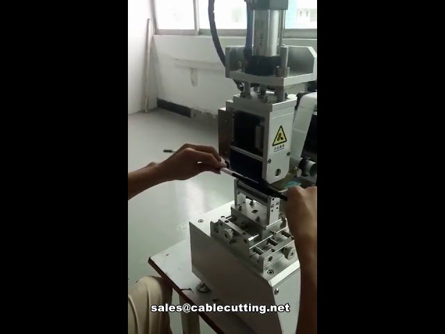 Macchina automatica per etichettatura e marcatura di fili in bobine circolari