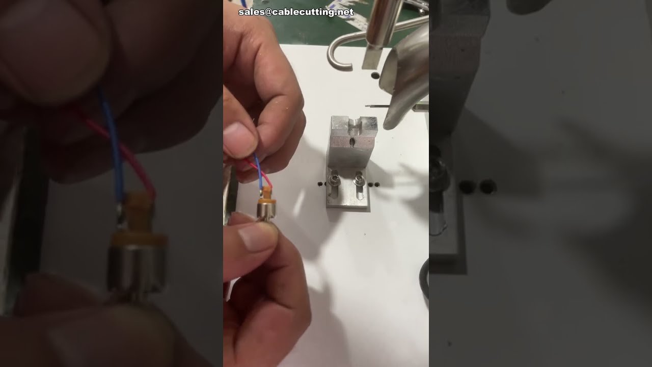 Saldatrice automatica per connettori audio – Automazione di precisione in fabbrica
