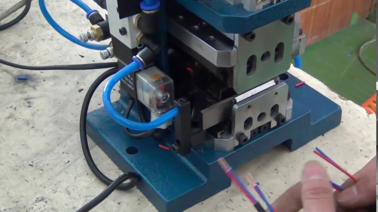 Spellacavi Pneumatico: Macchina Industriale per la Lavorazione Automatica dei Fili