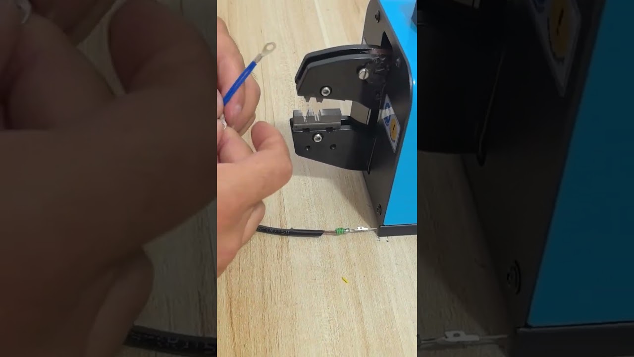 Soluzione di matrice personalizzata: crimpa diversi terminali con un unico stampo #fabbrica #macchina
