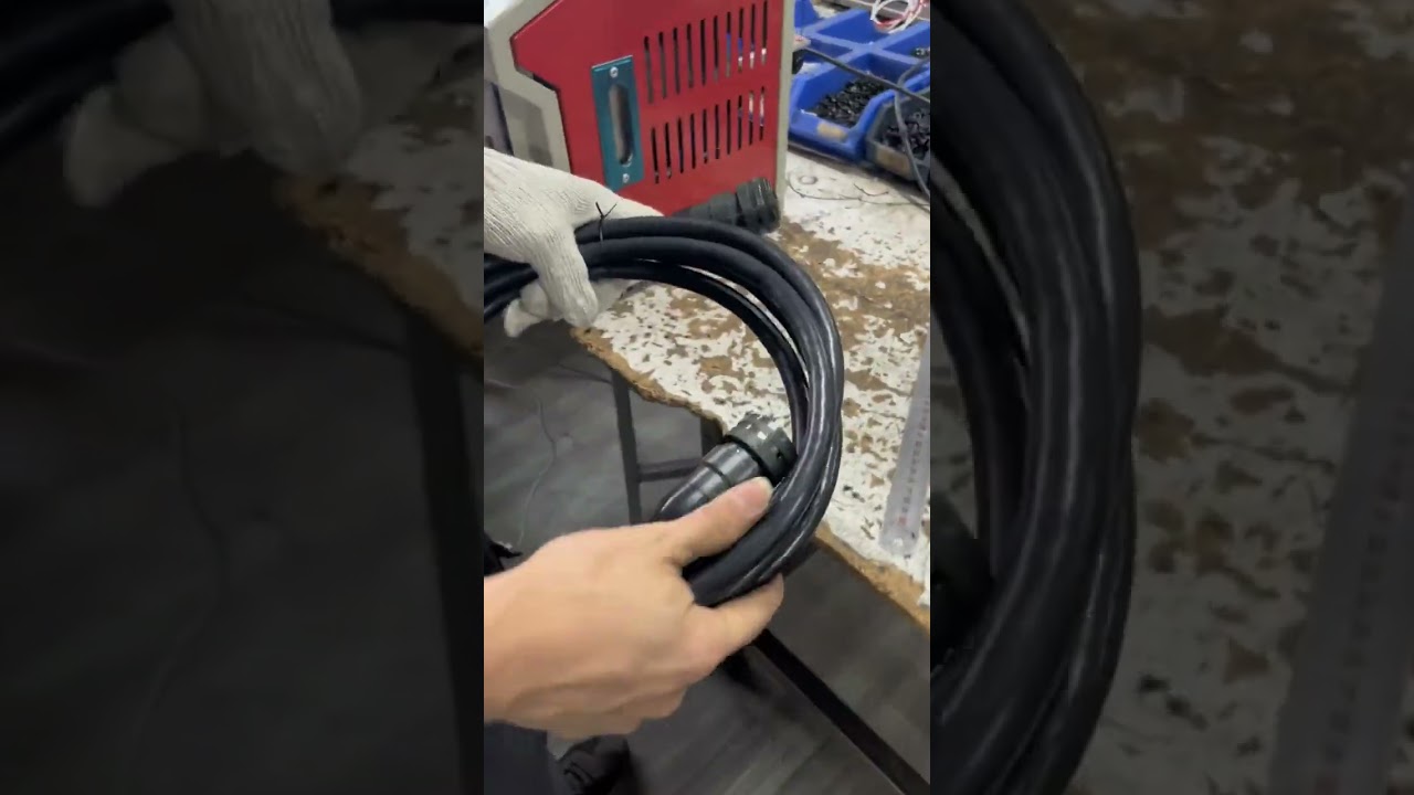 Cavi dati e fili elettrici – Macchina per stripping di cavi e fili per automazione industriale #macchina #strippingcavi #fabbrica #automobile