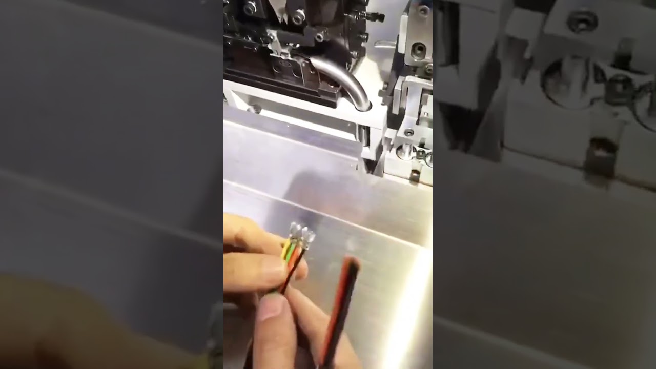 Macchina spellafili e crimpatrice per cavi multipolari - Automazione di precisione in fabbrica