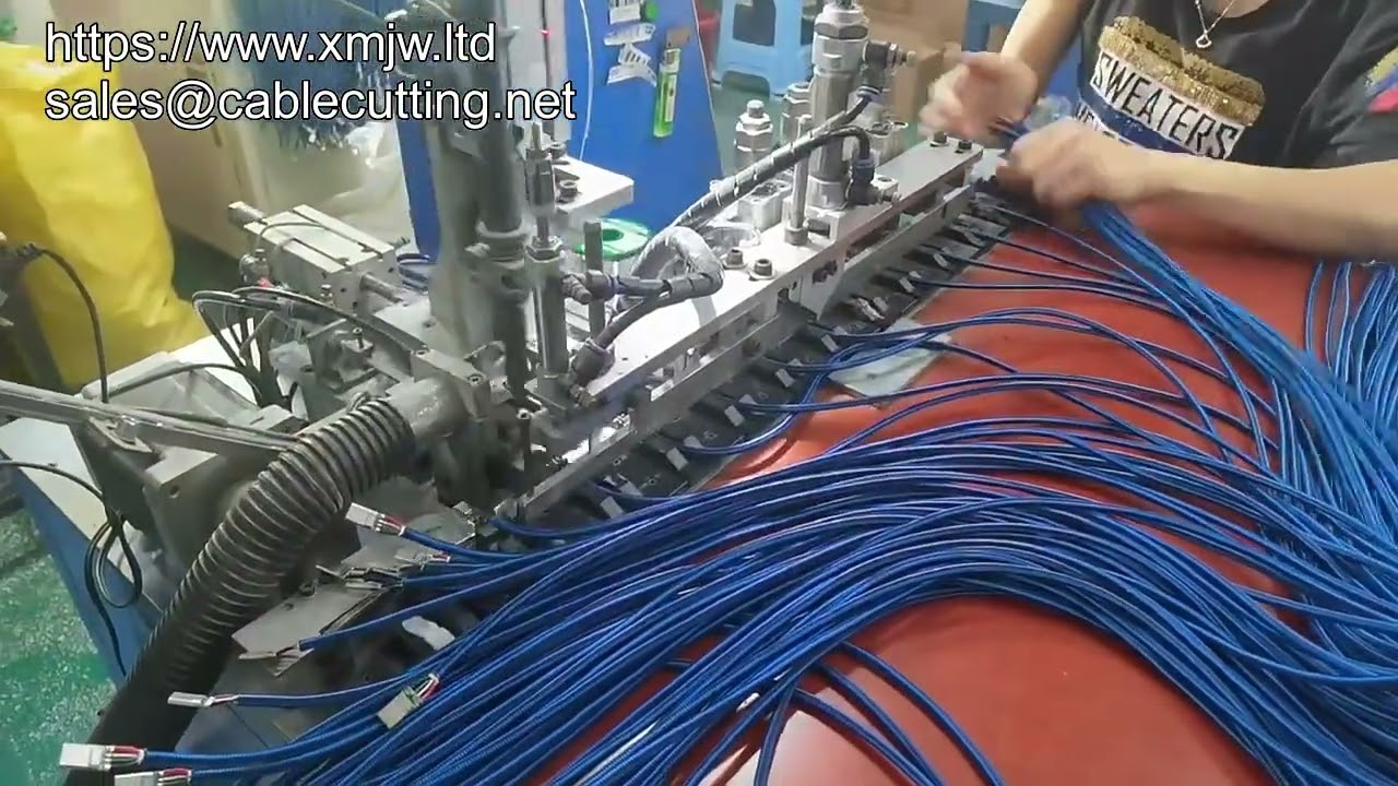 Macchina automatica per saldatura a stagno di connettori USB e terminali di ricarica per cavi dati