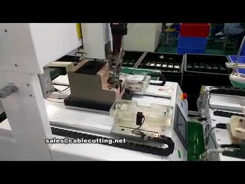 Pressatura automatica di gusci e avvitamento viti: automazione industriale